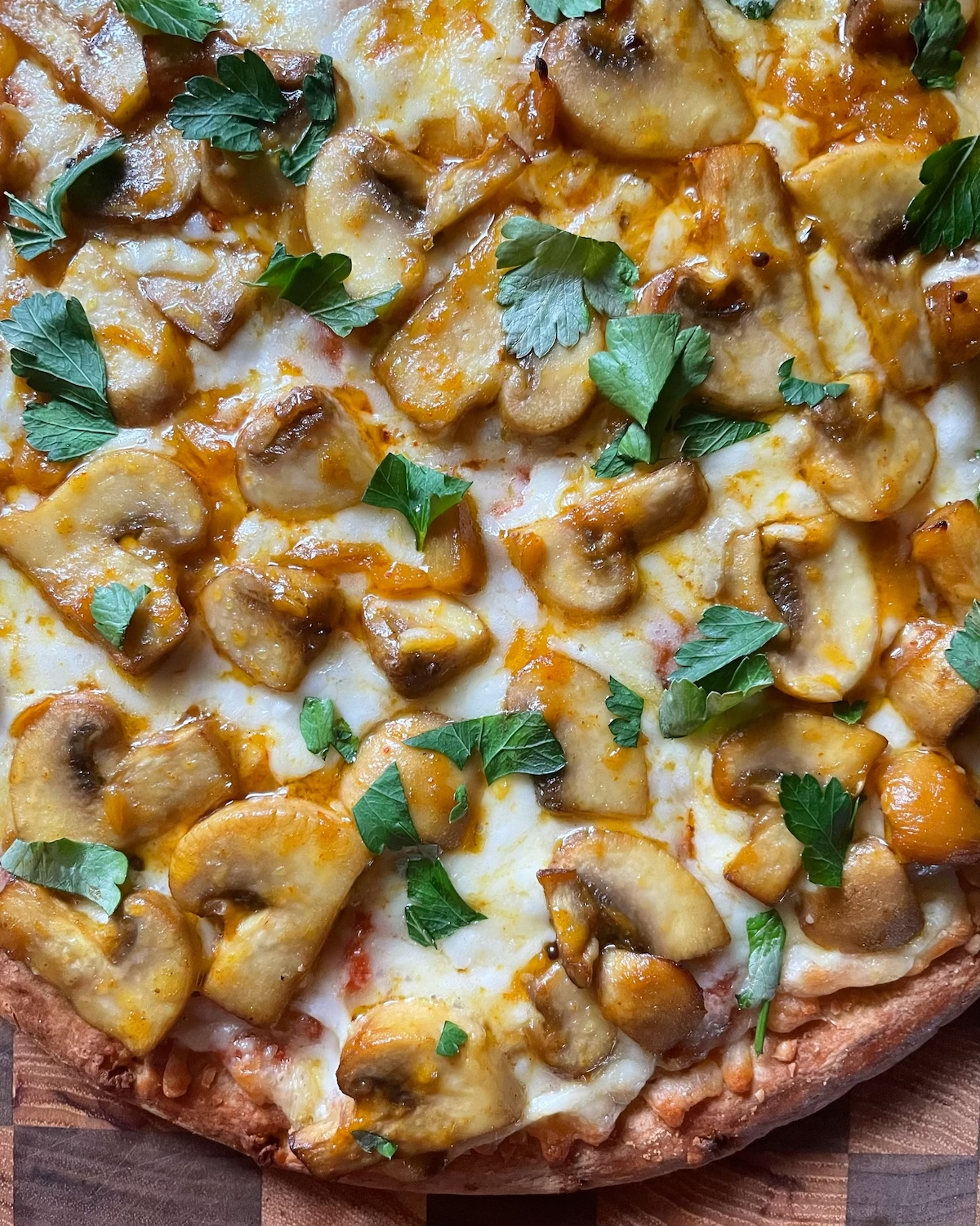 Roasted-garlic-achaar-mushroom-pizza